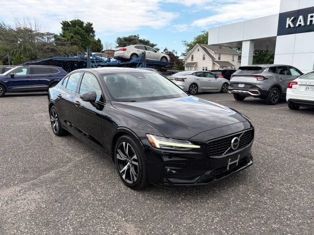 2024 Volvo S60 Core Dark Theme