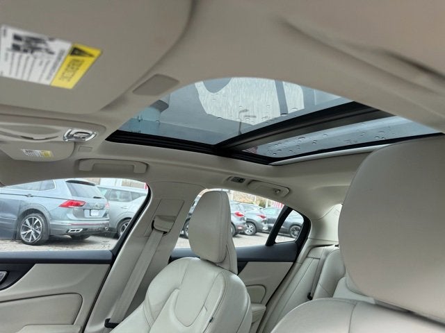 2022 Volvo S60 Momentum