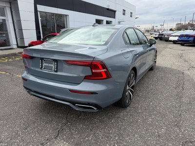 2022 Volvo S60 Momentum