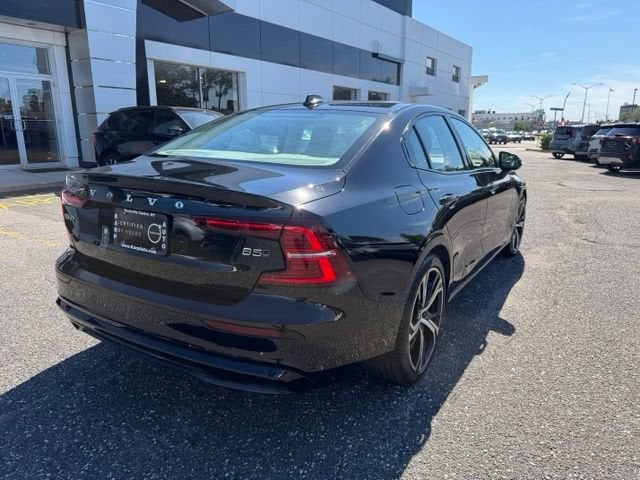 2024 Volvo S60 Plus Dark Theme