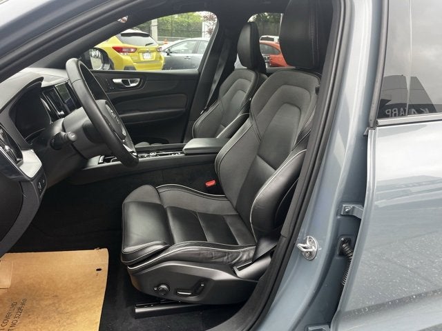 2022 Volvo XC60 R-Design