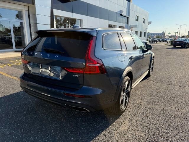 2022 Volvo V60 Cross Country T5