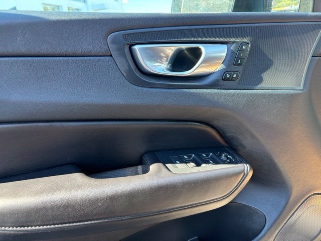 2024 Volvo XC60 Core Dark Theme