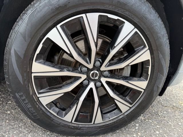 2024 Volvo XC60 Core Dark Theme