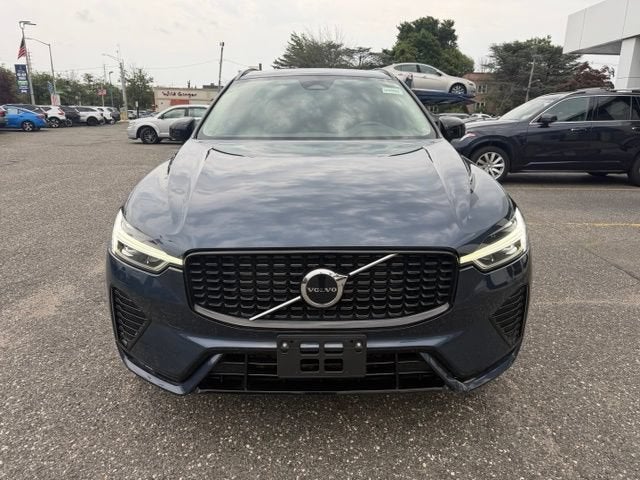 2024 Volvo XC60 Core Dark Theme