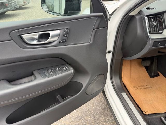 2024 Volvo XC60 Core Dark Theme