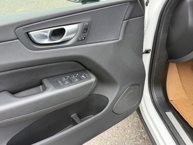 2024 Volvo XC60 Core Dark Theme