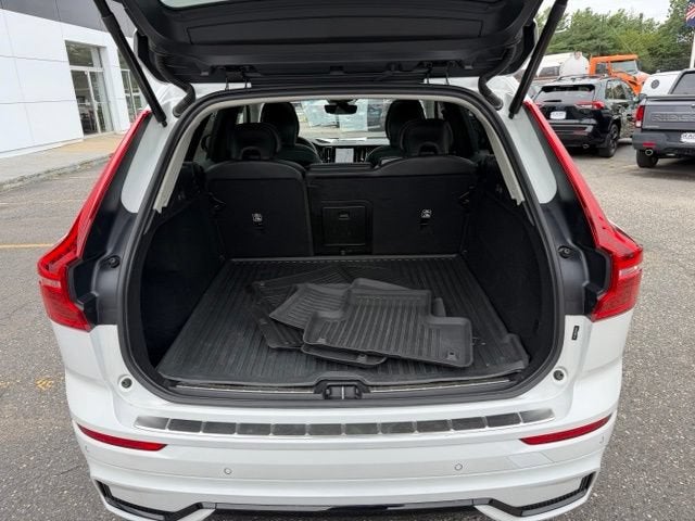 2024 Volvo XC60 Core Dark Theme
