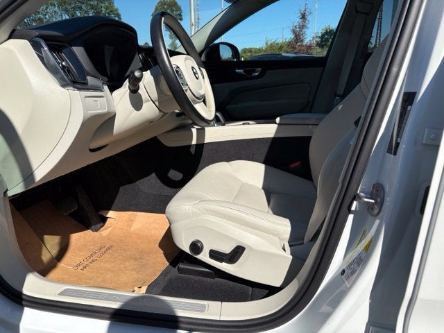 2024 Volvo XC60 Core Dark Theme