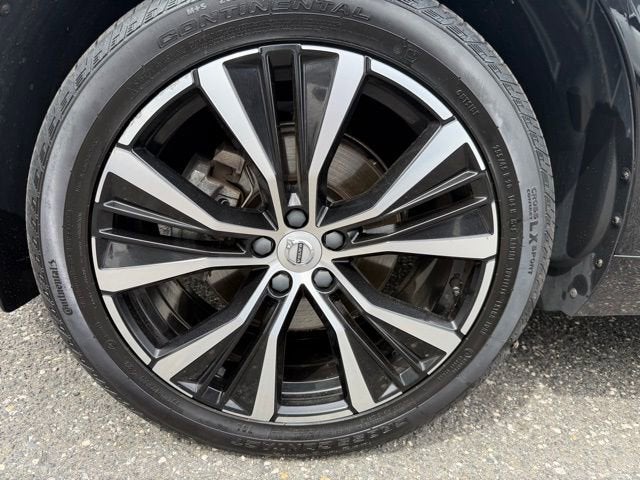 2024 Volvo XC60 Plus Dark Theme