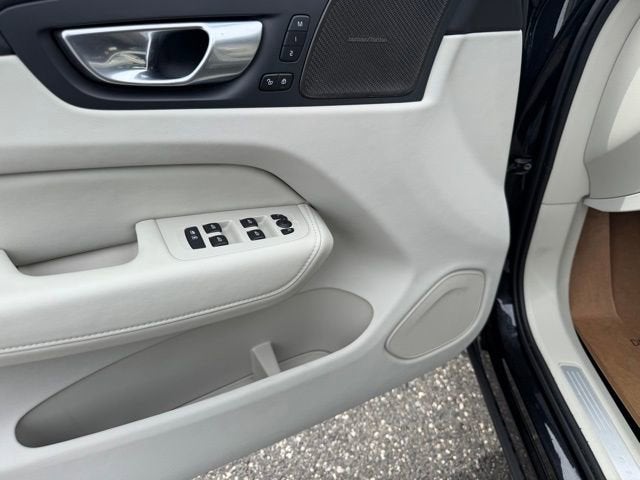 2024 Volvo XC60 Plus Dark Theme