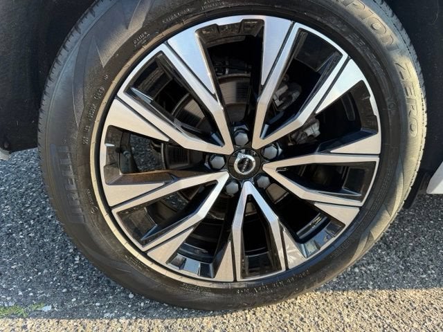 2024 Volvo XC60 Plus Dark Theme