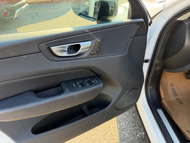 2024 Volvo XC60 Plus Dark Theme