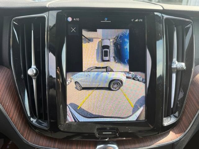 2024 Volvo XC60 Plus Dark Theme
