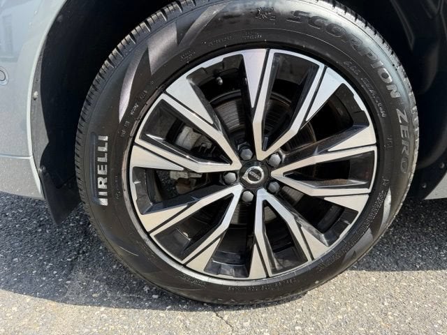 2024 Volvo XC60 Plus Dark Theme