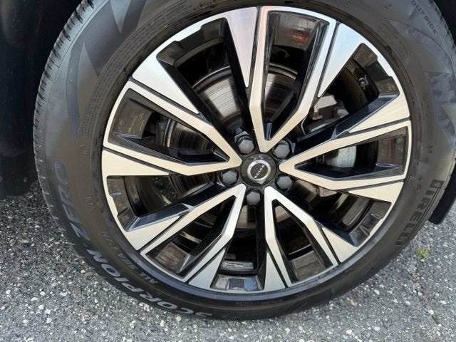 2024 Volvo XC60 Plus Dark Theme