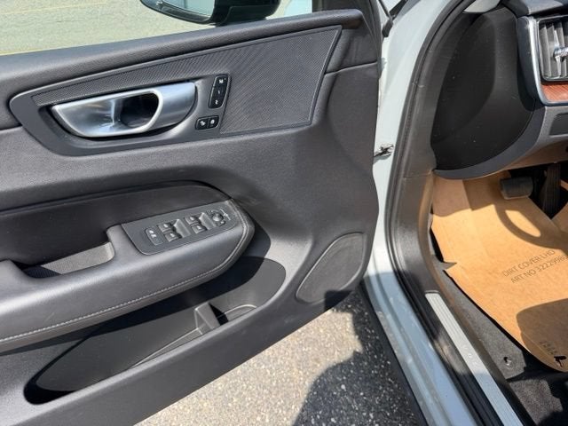 2024 Volvo XC60 Plus Dark Theme