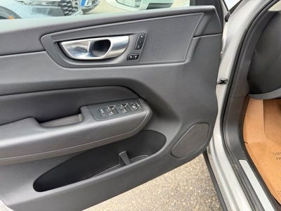 2023 Volvo XC60 Plus Bright Theme