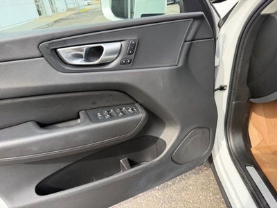 2023 Volvo XC60 Plus Bright Theme