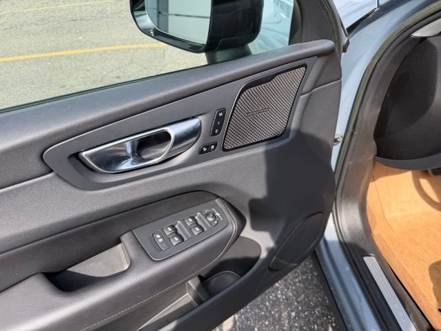 2023 Volvo XC60 Plus Dark Theme