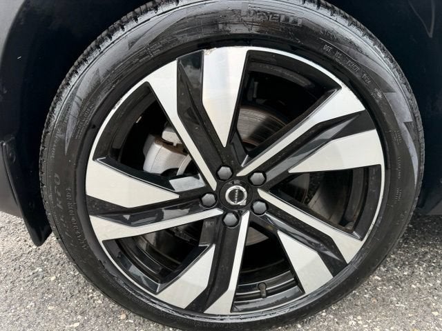 2024 Volvo XC40 Plus Bright Theme