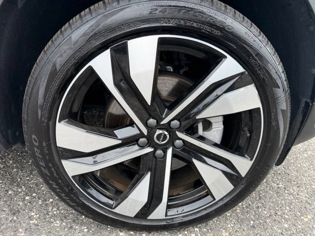 2024 Volvo XC40 Plus Bright Theme