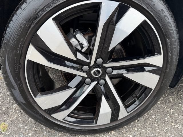 2024 Volvo XC40 Plus Bright Theme