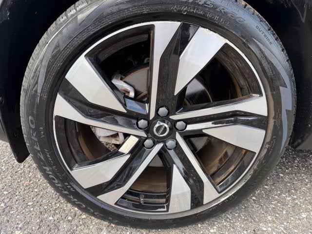 2024 Volvo XC40 Plus Bright Theme
