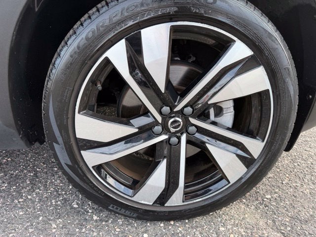 2024 Volvo XC40 Plus Bright Theme