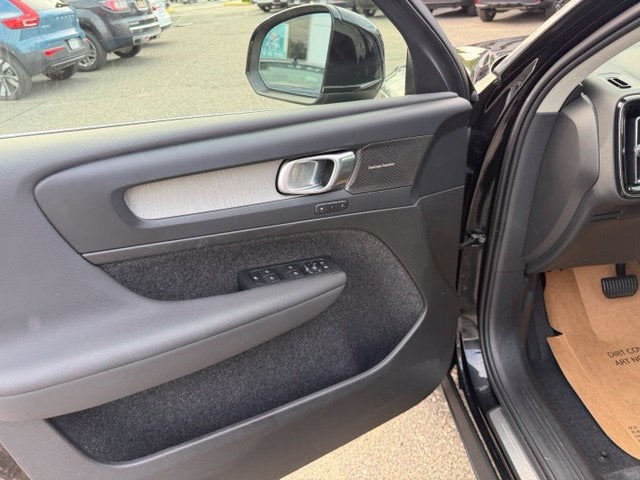 2024 Volvo XC40 Plus Bright Theme