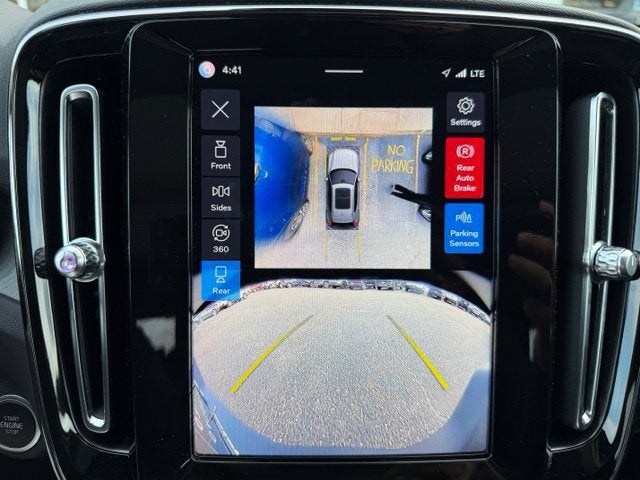 2024 Volvo XC40 Plus Bright Theme