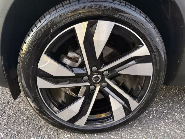 2025 Volvo XC40 Plus Bright Theme