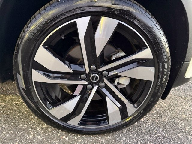2025 Volvo XC40 Plus Bright Theme