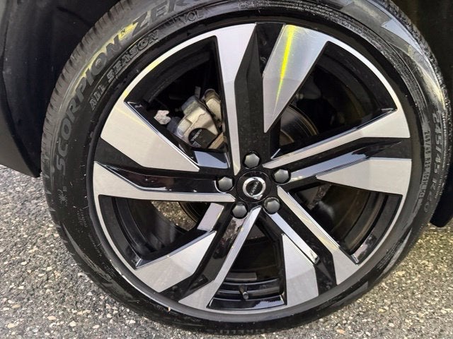 2025 Volvo XC40 Plus Bright Theme