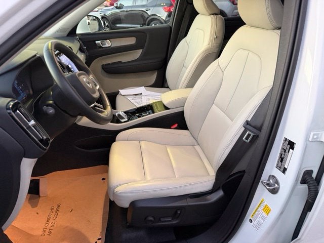 2025 Volvo XC40 Plus Bright Theme