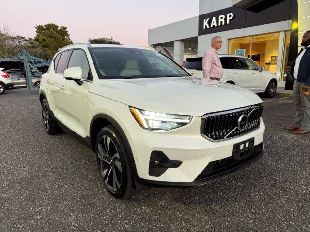 2025 Volvo XC40 Plus Bright Theme