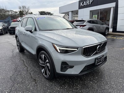 2025 Volvo XC40 Ultra Bright Theme