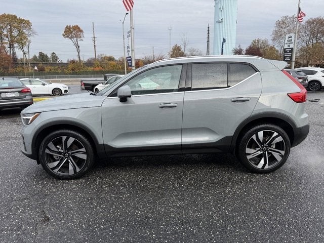 2025 Volvo XC40 Ultra Bright Theme