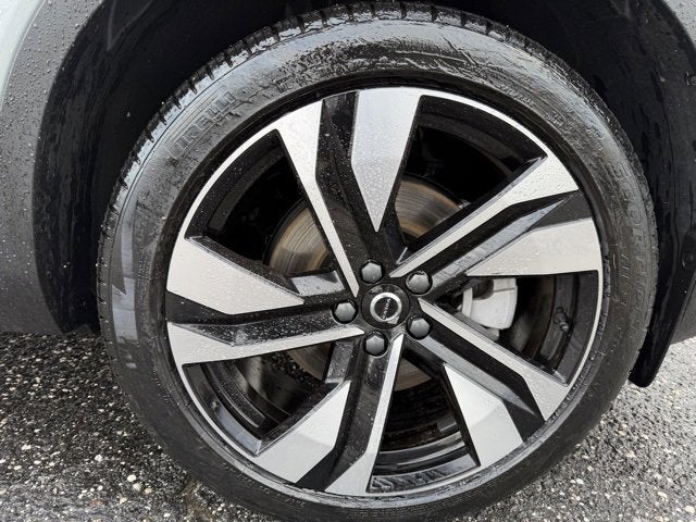 2025 Volvo XC40 Ultra Bright Theme