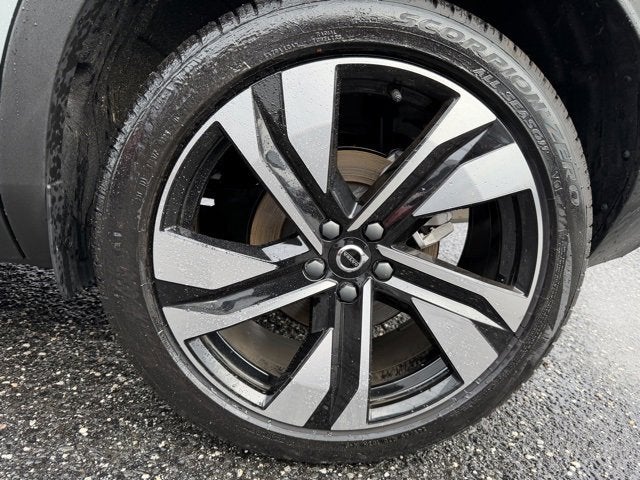 2025 Volvo XC40 Ultra Bright Theme