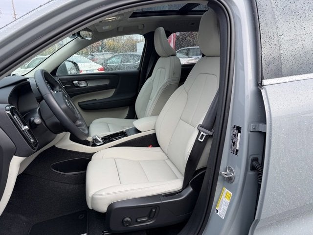 2025 Volvo XC40 Ultra Bright Theme