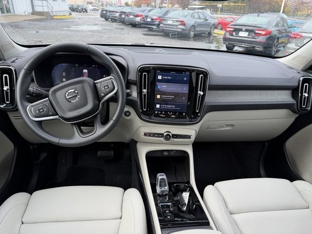 2025 Volvo XC40 Ultra Bright Theme