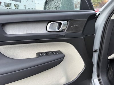 2025 Volvo XC40 Ultra Bright Theme