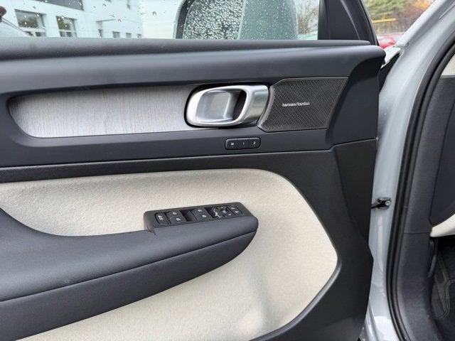 2025 Volvo XC40 Ultra Bright Theme