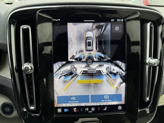 2025 Volvo XC40 Ultra Bright Theme