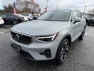 2025 Volvo XC40 Ultra Bright Theme