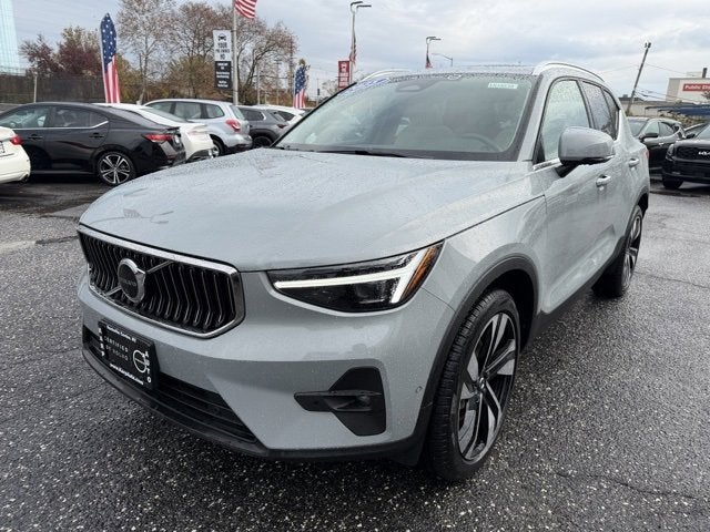 2025 Volvo XC40 Ultra Bright Theme