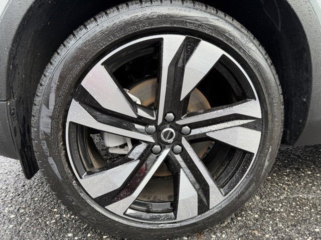 2025 Volvo XC40 Ultra Bright Theme