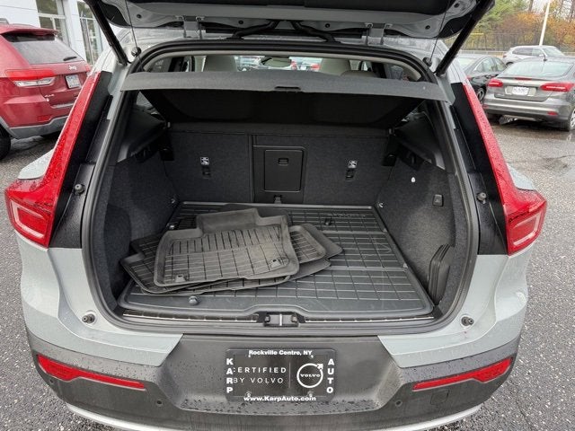 2025 Volvo XC40 Ultra Bright Theme