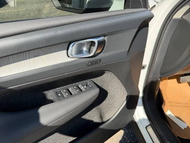 2024 Volvo XC40 Core Bright Theme